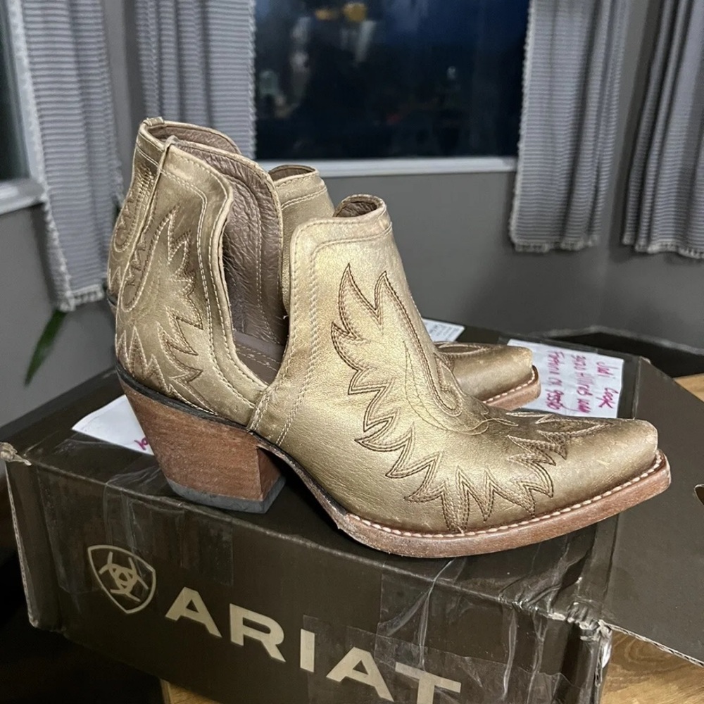 Ariat Dixon gold 6B super cute boots!